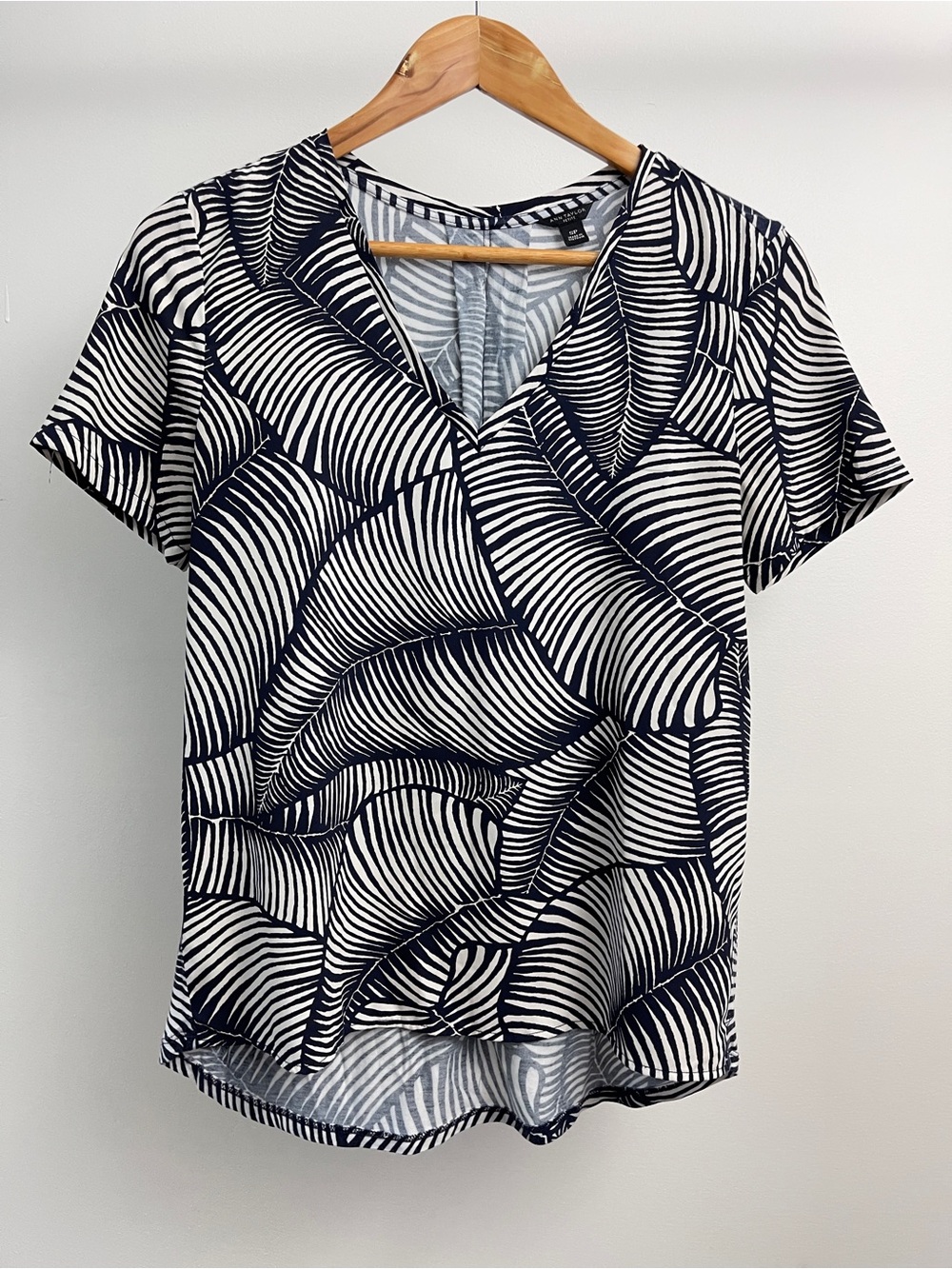 Ann Taylor Navy & White Abstract V-Neck Short Sleeve Top